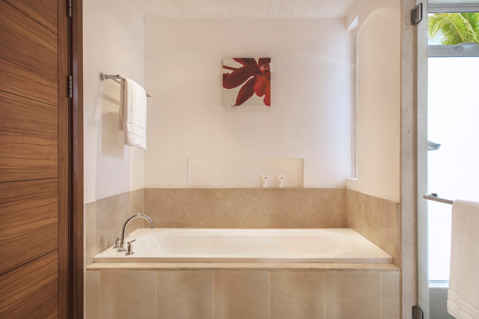 Tamassa Resort standard Room bathtub