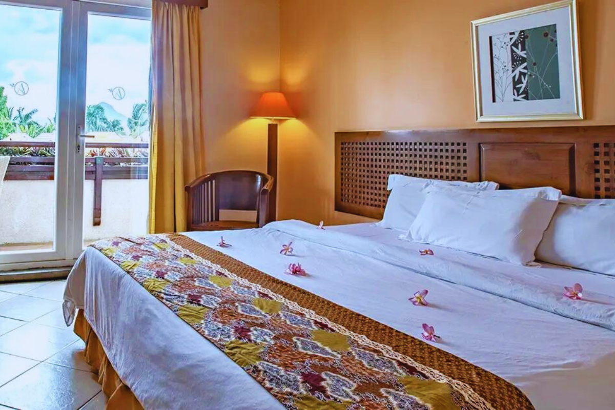 Aanari Hotel & Spa deluxe bed