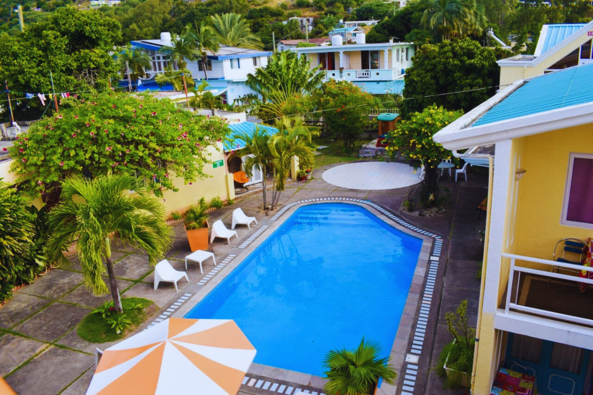 Auberge Anse Aux Anglais swimming pool area