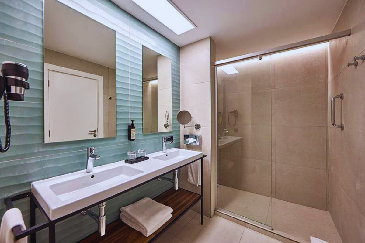 Lateral sea view bathroom