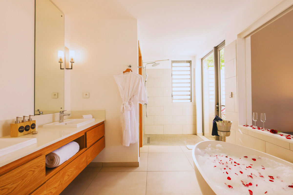 Mythic villa elegance suite bathroom