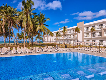 Riu Turquoise swimming pool