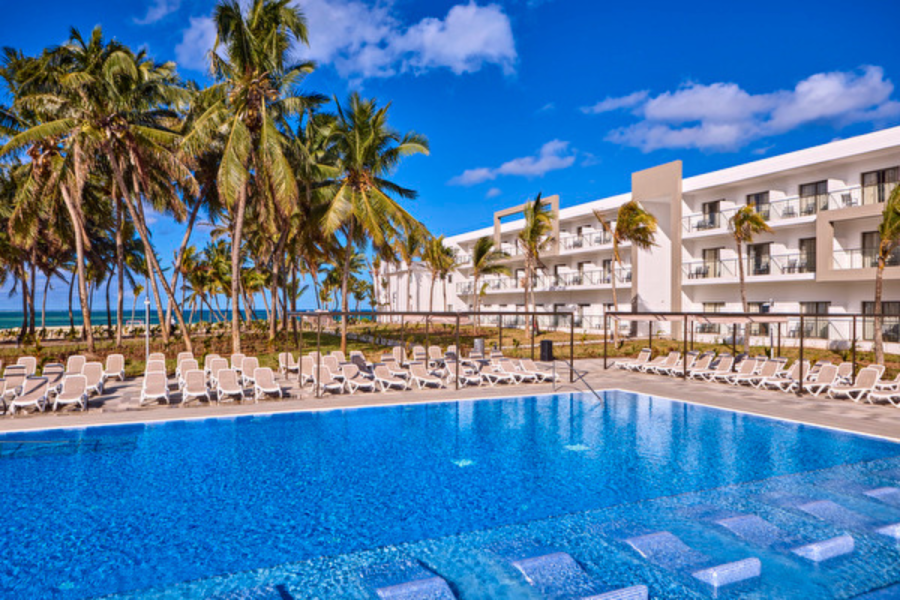 Riu Turquoise swimming pool