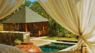 Lakaz Chamarel Garden and Mountain Room at Chamarel feature garden and mountain views, this suite comes with a private pool, a seating area, bathroom and outdoor shower.