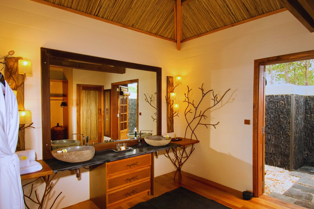 Seaview Pool Suite bathroom